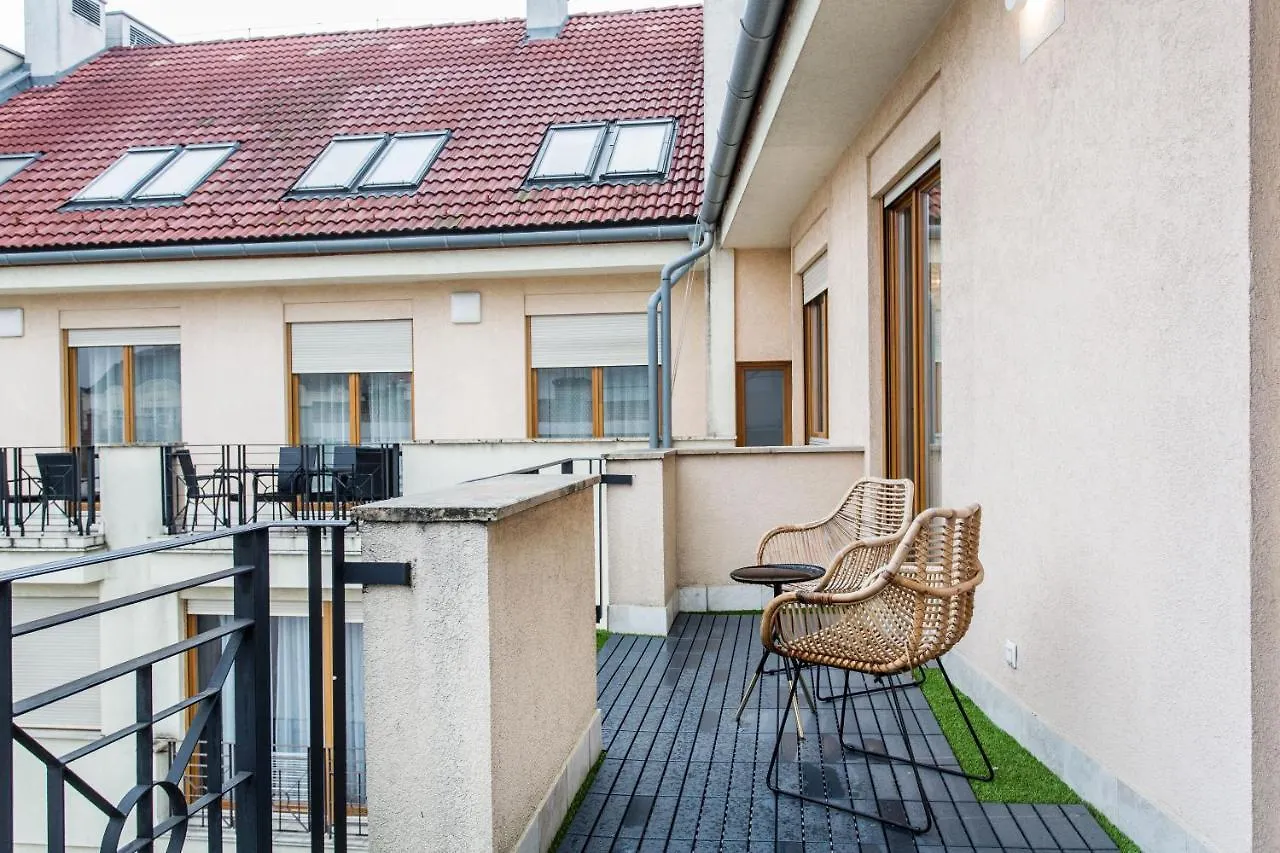K52 Luxury 4Bdrm 4Bthrm Apartment Budapest